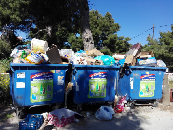 Απομακρύνονται οι μπλε κάδοι που βρίσκονται κοντά σε νοσοκομεία