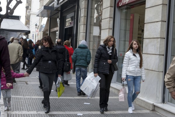 Για ενθαρρυντικά δείγματα στην εμπορική κίνηση σήμερα μιλά η ΕΣΕΕ