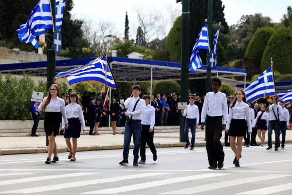 Συγκίνηση και υπερηφάνεια στη μαθητική παρέλαση για την 25η Μαρτίου - Συμμετείχαν 1.500 παιδιά