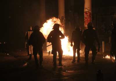 Μολότοφ κατά διμοιρίας ΜΑΤ στη Χαρ. Τρικούπη