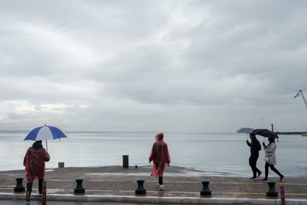 Βροχερός ο καιρός και σήμερα: Πότε ανεβαίνει η θερμοκρασία