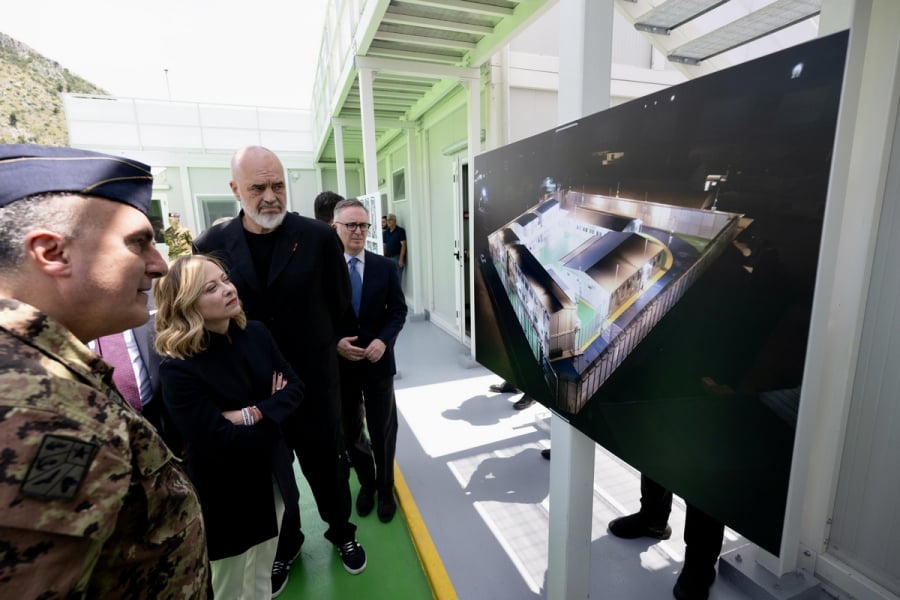 Σκοτεινά μονοπάτια: Καθ’ οδόν οι πρώτοι πρόσφυγες στις φυλακές της Αλβανίας - Τα ανταλλάγματα της Ιταλίας