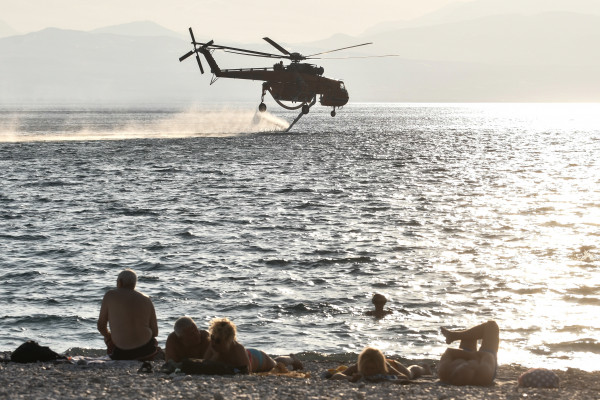 Ζάκυνθος: Κερδίζουν τη μάχη με τις φλόγες οι πυροσβέστες - Καλύτερο το μέτωπο της φωτιάς - Δεν απειλούνται πλέον χωριά (vid)