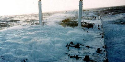 Αμάξια πέφτουν από πλοίο εν μέσω χιονοκακοκαιρίας!