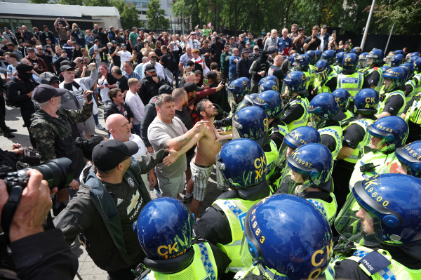 Αντιμουσουλμανική υστερία και βίαια επεισόδια για ακόμη μια μέρα στη Βρετανία
