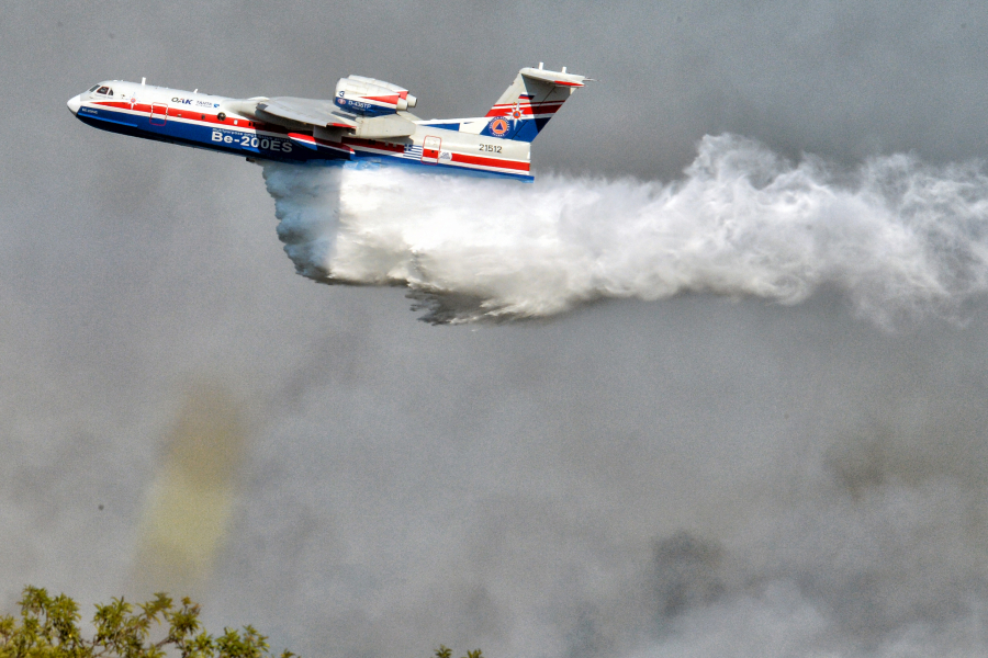 Φωτιά και στη Ρόδο: Επιχειρεί το ρωσικό Beriev-200 - Εκκενώνεται η Κοιλάδα των Πεταλούδων