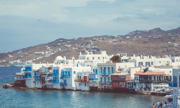 Στον βρετανικό Τύπο έφτασε η...χάρη γνωστού μαγαζιού της Μυκόνου που «έγδυνε» τουρίστες