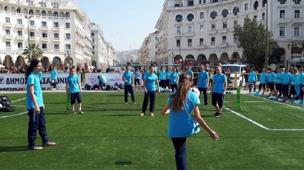 H πλατεία Αριστοτέλους μετατράπηκε σε γήπεδο ποδοσφαίρου για... κορίτσια!