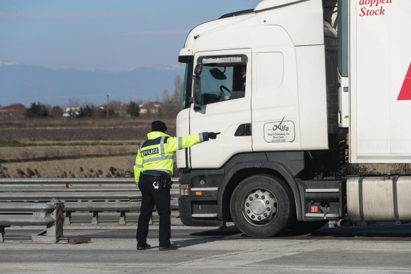 Φορτηγό μετέφερε λαθραία τσιγάρα και ο οδηγός το παρκάρε και διέφυγε