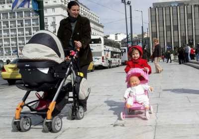 Τα παιδιά σημαίνουν λιγότερο ύπνο για τις γυναίκες - Οι άνδρες κοιμούνται του...καλού καιρού