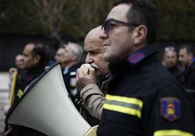 Συλλαλητήριο πυροσβεστών έξω από τη Βουλή