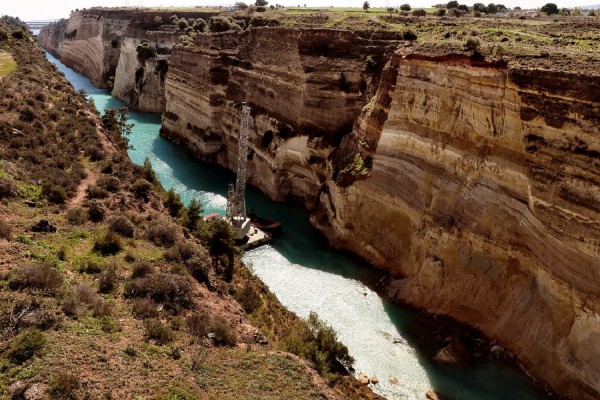 Ξεκίνησαν οι εργασίες για τον καθαρισμό της διώρυγας της Κορίνθου (pic)