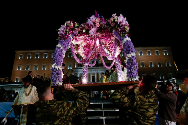 Με κατάνυξη η ακολουθία και η περιφορά του Επιταφίου στις εκκλησίες όλης της χώρας (pic)