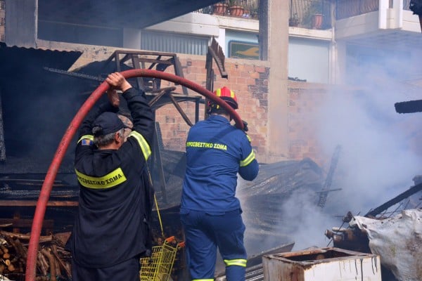 Πυρκαγιά ξέσπασε στο κέντρο του Άργους (pics+vid)