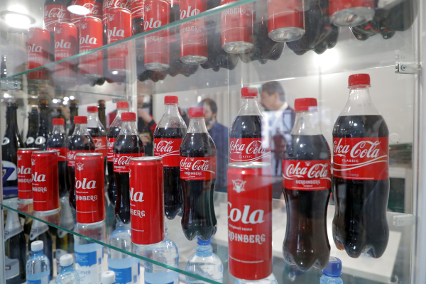 Ίχνη μικροπλαστικών σε Coca-Cola και Schweppes, σύμφωνα με γαλλική ένωση