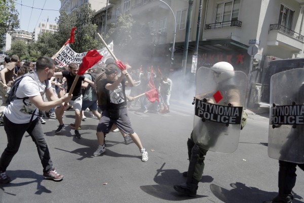 Επεισόδια έξω από τον ΣΕΒ με φοιτητές και αστυνομικούς- Χρήση χημικών(φωτό)