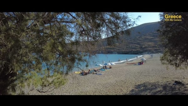 Η ωραιότερη απόμερη παραλία με βότσαλο 40 λεπτά από την Αθήνα