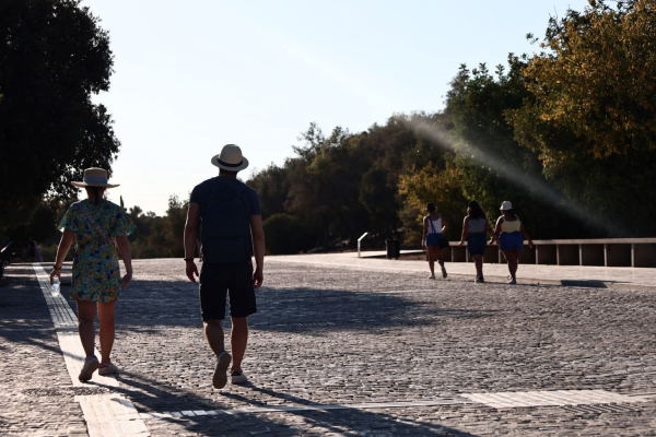 Μουντός και ζεστός με 37άρια ο καιρός αύριο, Κυριακή - Που αναμένονται βροχές