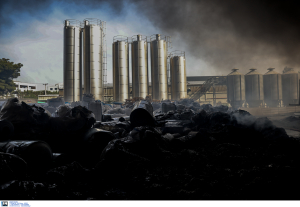 Τι προκάλεσε την έκρηξη στο εργοστάσιο Pal: Ανησυχία για τον μαύρο τοξικό καπνό