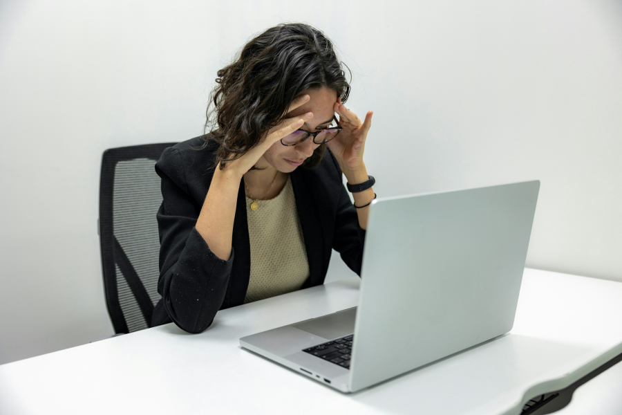 Γιατί το burnout «επιμένει» ακόμα και μετά τις διακοπές - Και πώς να το αντιμετωπίσουμε
