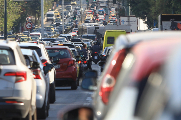 Τέλη κυκλοφορίας και ελληνικό δαιμόνιο: Κουκουλώνουν... την παρανομία για να γλιτώσουν το πρόστιμο