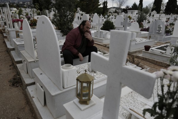 Φοροέλεγχοι της ΑΑΔΕ και σε ..... νεκροταφεία - Στο στόχαστρο οι γυναίκες που ανάβουν τα καντήλια