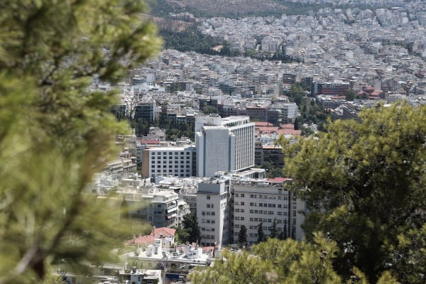 Πώς θα γίνει η «έξτρα» μείωση του ΕΝΦΙΑ και προαναγγελία για «ψαλίδι» στον ΦΠΑ