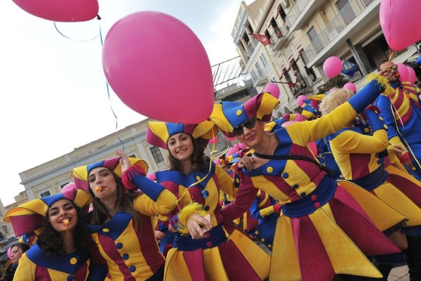 Άνδρας μαχαίρωσε τρία άτομα και παρέσυρε με αυτοκίνητο άλλους δύο σε καρναβάλι στην Κύπρο