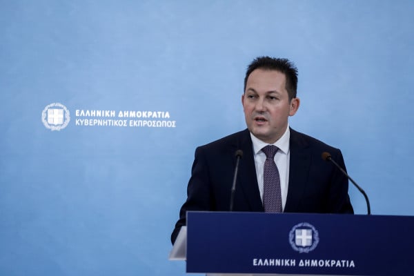 Πέτσας: O ιός δεν έχει φύγει. Τα καταστήματα να τηρούν τους κανόνες