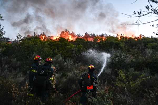 Μαίνεται η φωτιά στο Ηράκλειο, καίει χορτολιβαδική έκταση