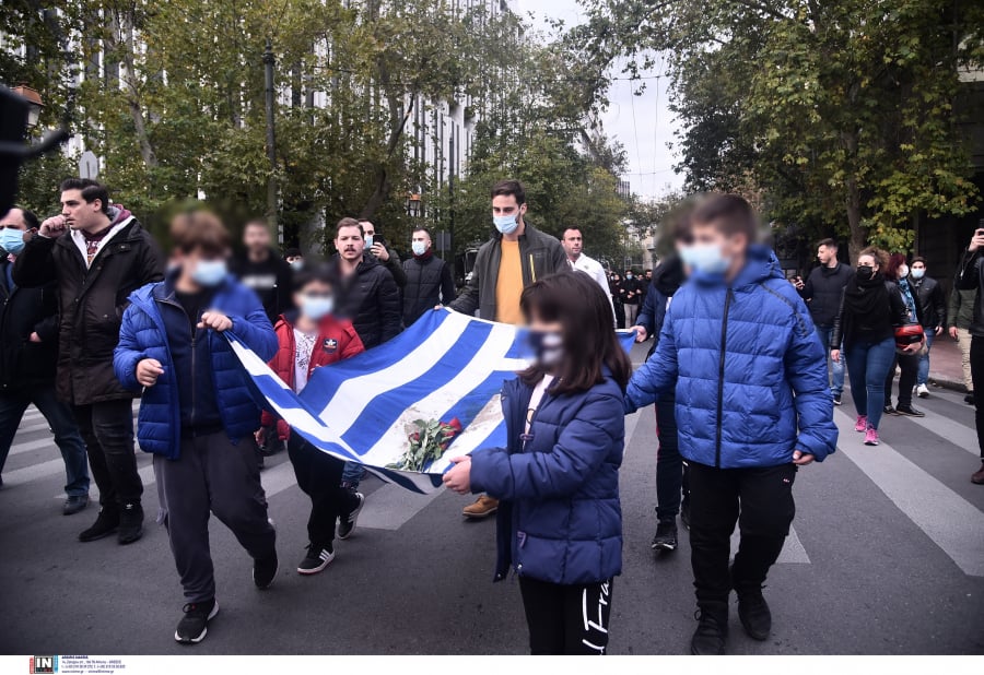 Συγκίνηση στην πορεία: Η αιματοβαμμένη σημαία του Πολυτεχνείου στα χέρια μικρών παιδιών (εικόνες)