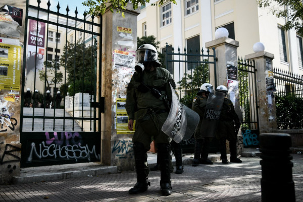 Ένταση στην ΑΣΟΕΕ: Έψαχναν τον Πρύτανη - Προπηλάκισαν φοιτητή