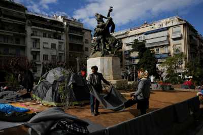 «Άδειασε» η πλατεία Βικτωρίας, «γέμισαν» τα γύρω στενά