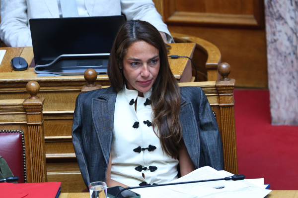 Μπούμερανγκ η καμπάνια με τους χαμογελαστούς επιδοματούχους