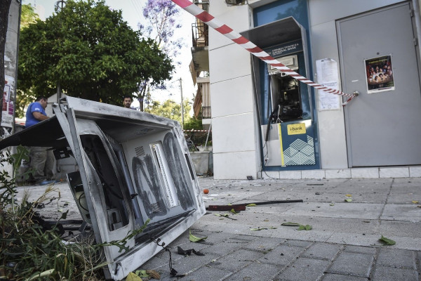 Ανατίναξαν ΑΤΜ στον Άλιμο- Άρπαξαν τις «κασετίνες» με τα χρήματα και εξαφανίστηκαν