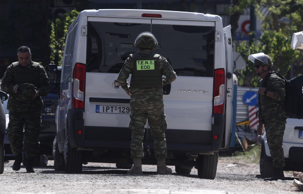 Συναγερμός στο Κερατσίνι: Πέταξαν τσαντάκι με χειροβομβίδες και εξαφανίστηκαν