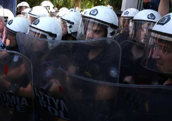 Πυροβολισμοί εναντίον των ΜΑΤ έξω από τα γραφεία του ΠΑΣΟΚ