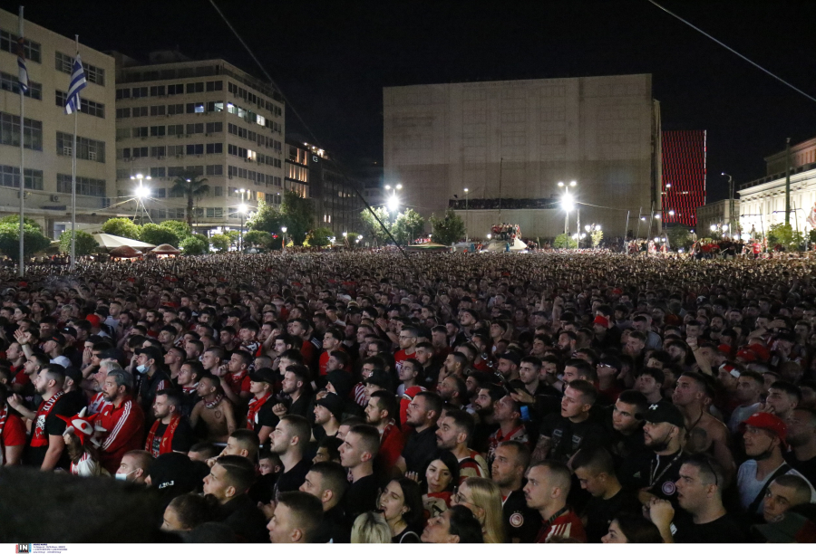 Conference League: «Κόκκινη» η πλατεία Κοράη στον Πειραιά