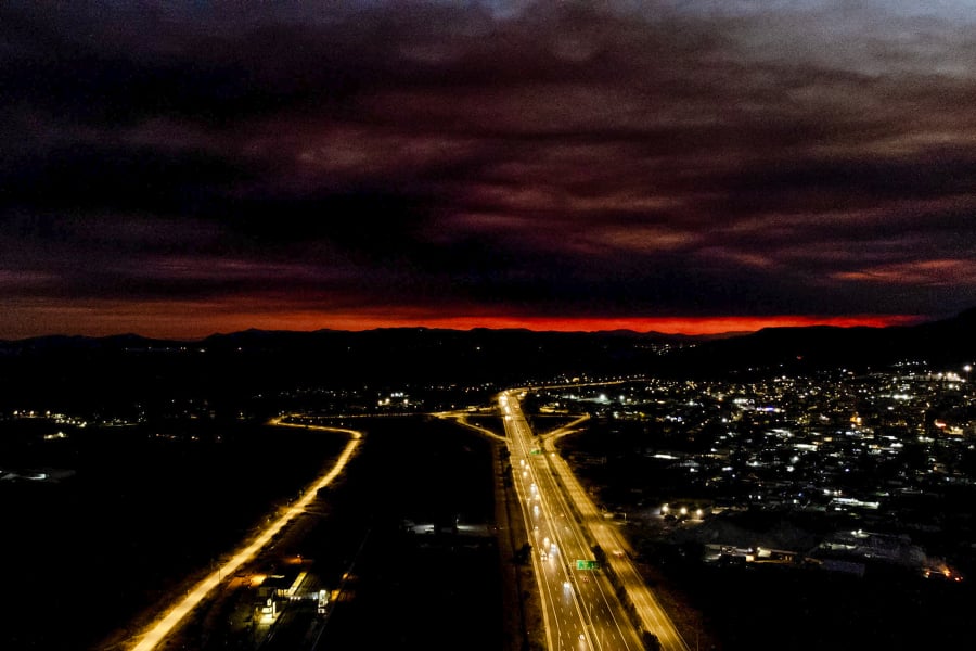 Φωτιά στο Ξυλόκαστρο: Πύρινη κόλαση και σήμερα Τρίτη - Παραμένει κλειστή η Αθηνών-Πατρών