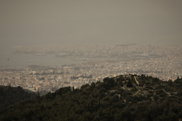 Επιστρέφει, πριν προλάβει να φύγει, η αφρικανική σκόνη: Και πάλι μπόρες και καταιγίδες τις επόμενες ημέρες (βίντεο)