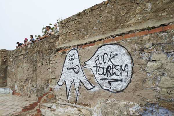 «Τουρίστες, go home»: Ο ανεξέλεγκτος τουρισμός εξοργίζει Ελληνες και Ευρωπαίους
