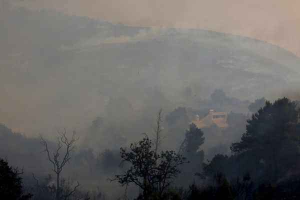 Εικόνες κόλασης στα πύρινα μέτωπα της Ανατολικής Αττικής