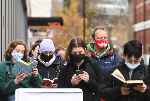 Νέο SOS για τη μετάλλαξη Όμικρον, «βρίσκεται παντού» λέει ο ΠΟΥ - Τα συμπτώματα και η αποτελεσματικότητα των εμβολίων (βίντεο)