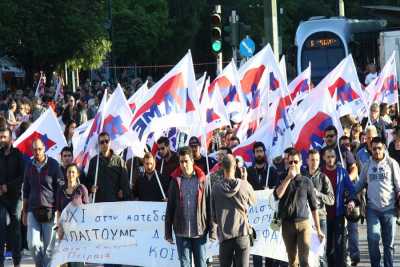 Το ΠΑΜΕ έσπασε το αστυνομικό μπλόκο έξω απο το Μαξίμου 