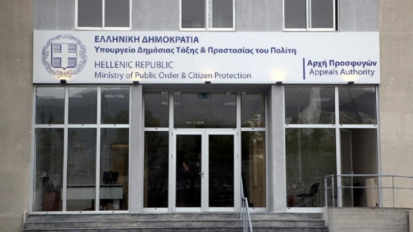 Συγκέντρωση διαμαρτυρίας των συμβασιούχων της Υπηρεσίας Ασύλου έξω από το υπουργείο Μετανάστευσης