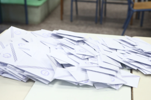 Τάσεις MRB: Η ΕΛΑΣ κλείνει την «ψαλίδα» με τη ΝΔ και προηγείται στους ποιοτικούς δείκτες της αντιπολίτευσης