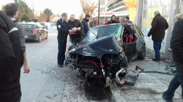 Αυτοκίνητο βγήκε από το δρόμο και ...καβάλησε πεζοδρόμιο στη Λάρισα (pics)