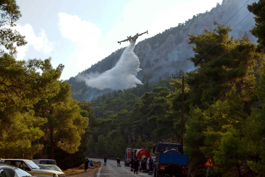 Χωρίς ενεργό μέτωπο η φωτιά στη Ρόδο - Παραμένουν ισχυρές δυνάμεις στο σημείο