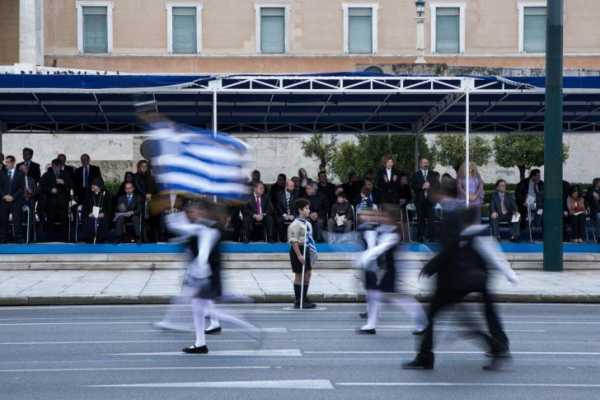 Κυκλοφοριακές ρυθμίσεις σε Αθήνα και Πειραιά για τις παρελάσεις