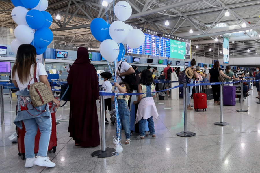 Αντέχει ο ελληνικός τουρισμός: Αυξημένες οι πτήσεις προς τη χώρα μας και τον Αύγουστο